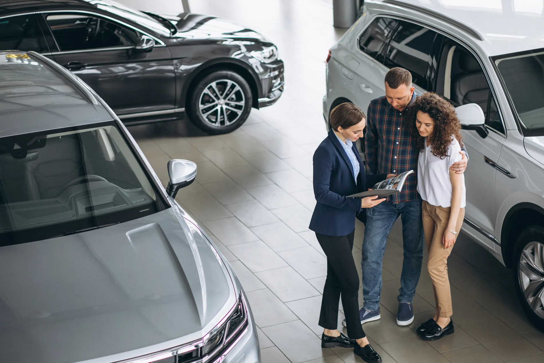 Cliente recebendo um carro de luxo adquirido por consórcio