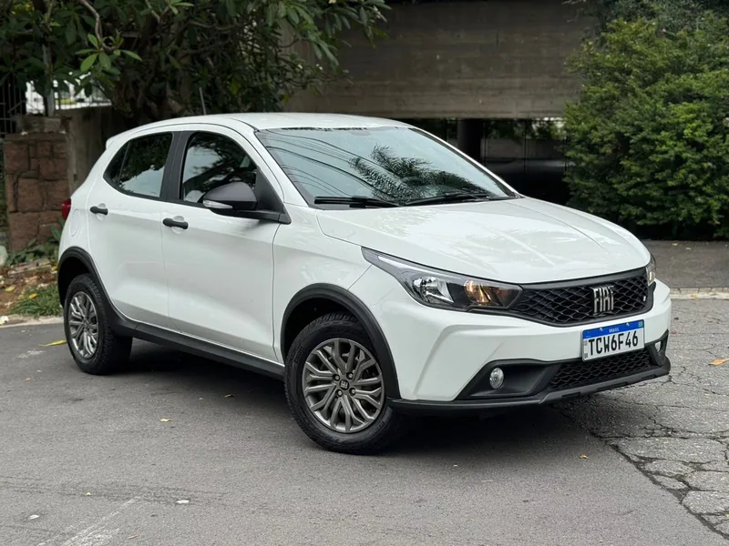 Carro novo intermediário comprado com carta de crédito