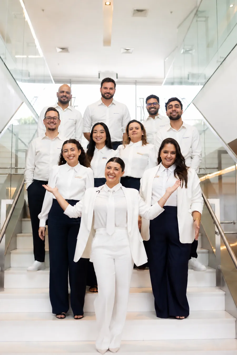 Equipe da Lia Consórcios reunida na escada do escritório
